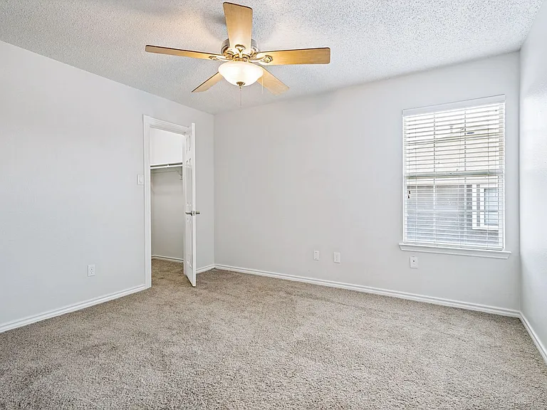 2204 Winslow Ct — Photo 10
