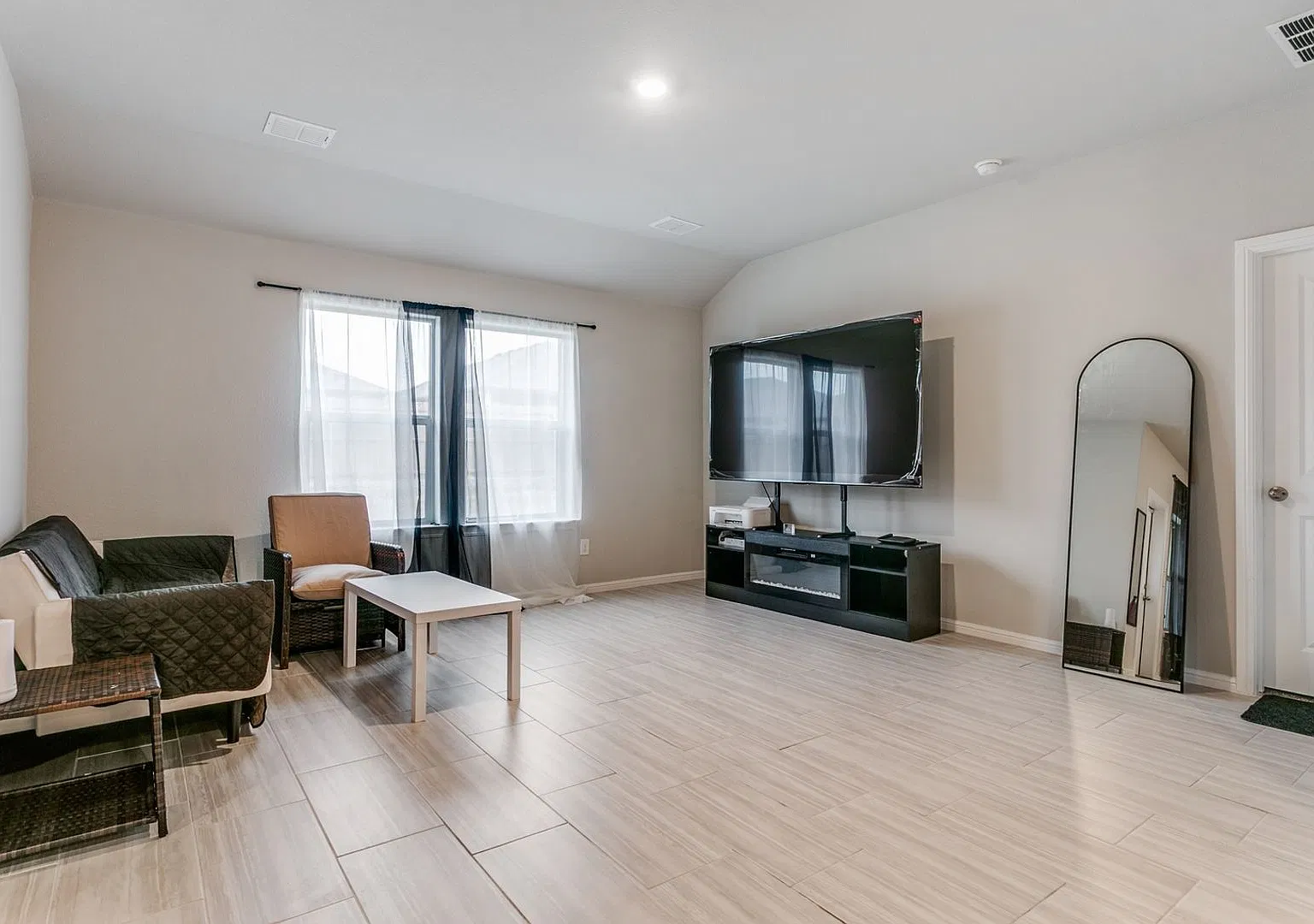 Charming 4BR House in Justin — Photo 3