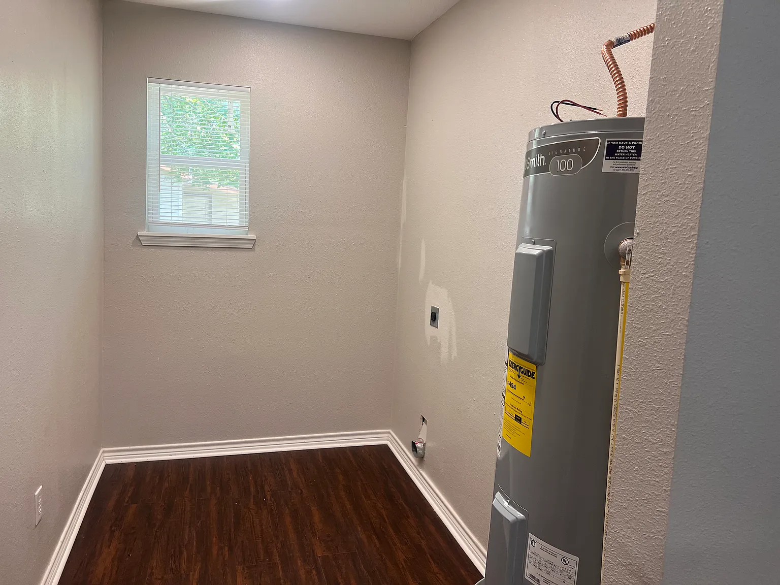 402 Azalea Dr — Photo 3