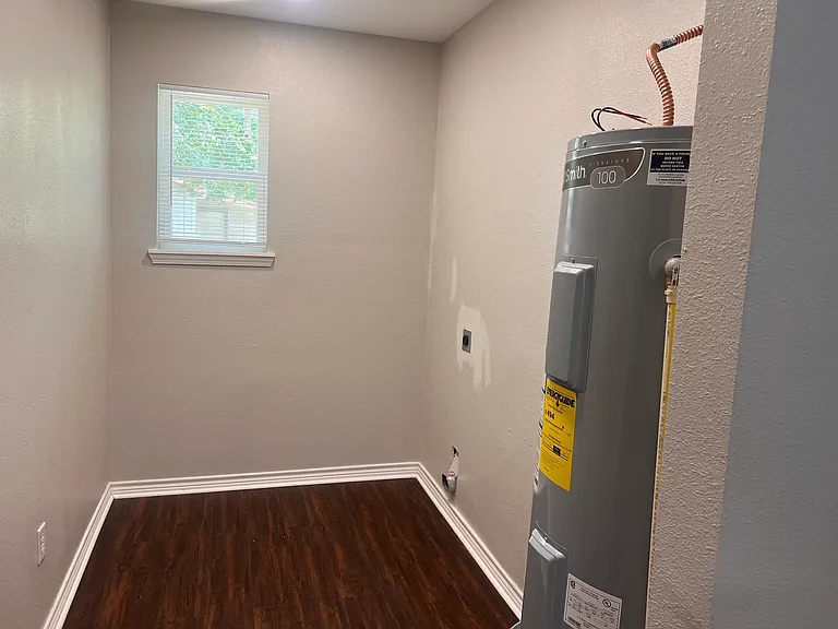 402 Azalea Dr — Photo 3