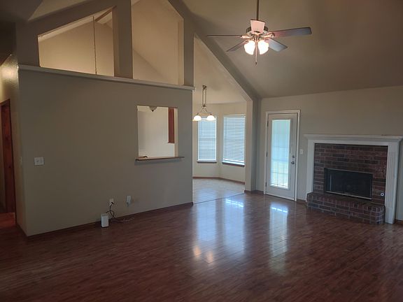 Open floor plan with vaulted ceilings