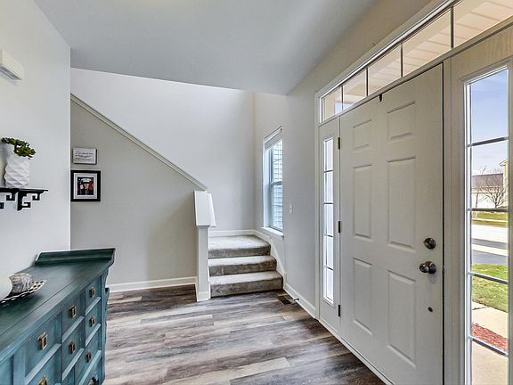 LIGHT BRIGHT SPACIOUS FOYER,