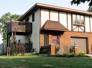 820 Freemans Farm Dr, Springfield, IL 62704