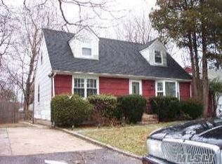 33 Keeler St, Huntington, NY 11743