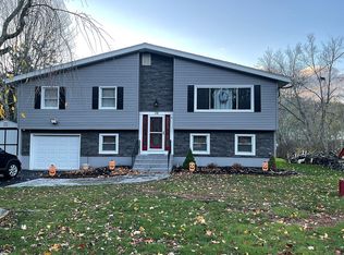 28 Meadow Dr, Gales Ferry, CT 06335