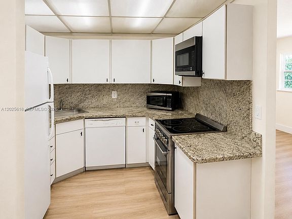4th image of 421 NE 1st St APT 221