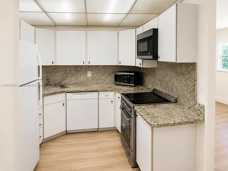 421 NE 1st St #221 — Photo 4