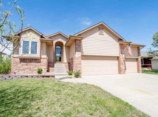 516 S Shira Cir, Haysville, KS 67060