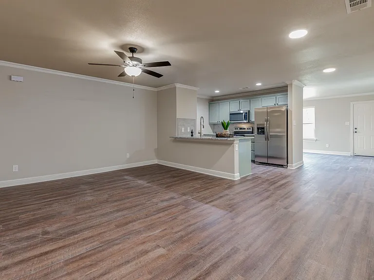 2208 N Hickory St — Photo 3