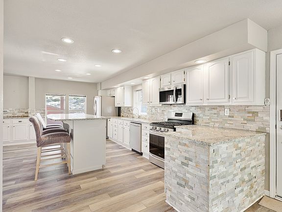 4th image of 101 W Cedar Dr