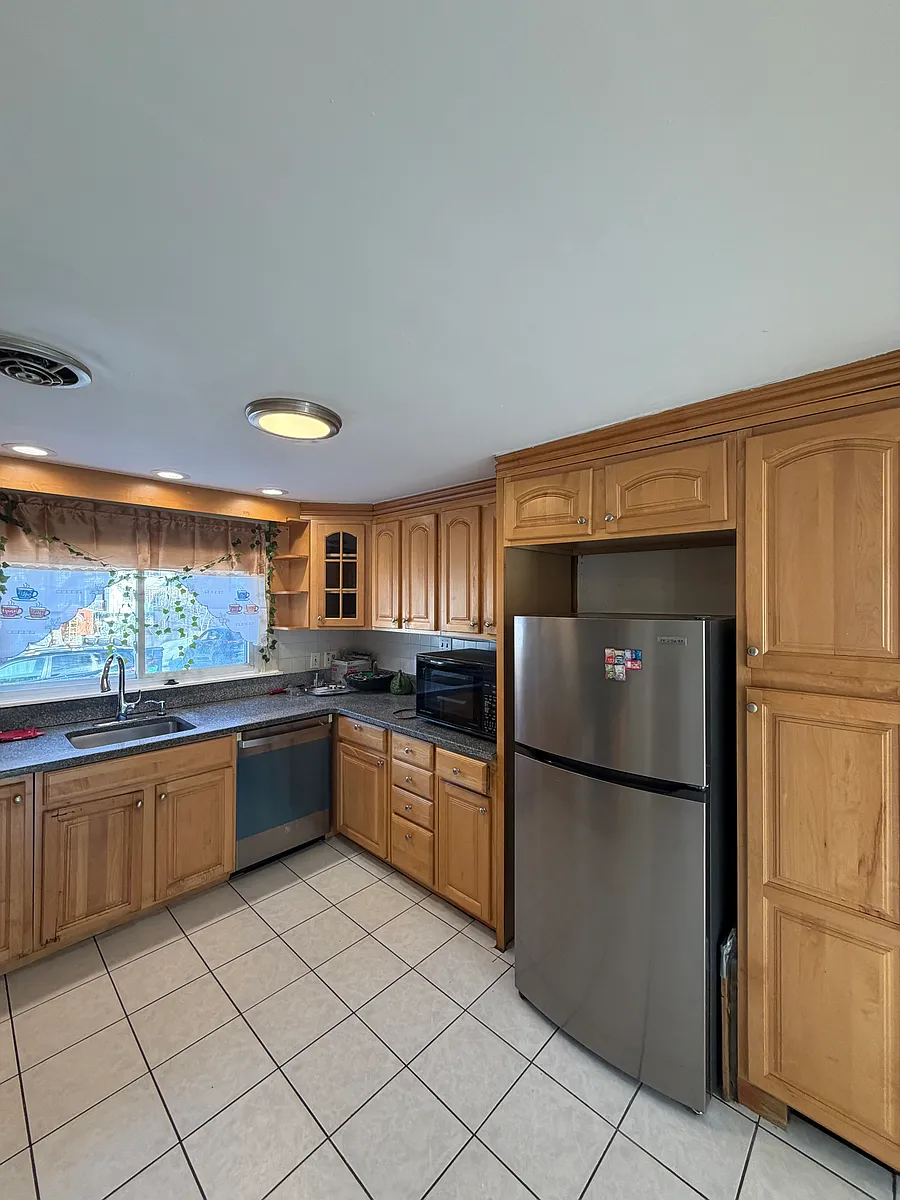 Building Photo - 632 W Roxbury Pkwy