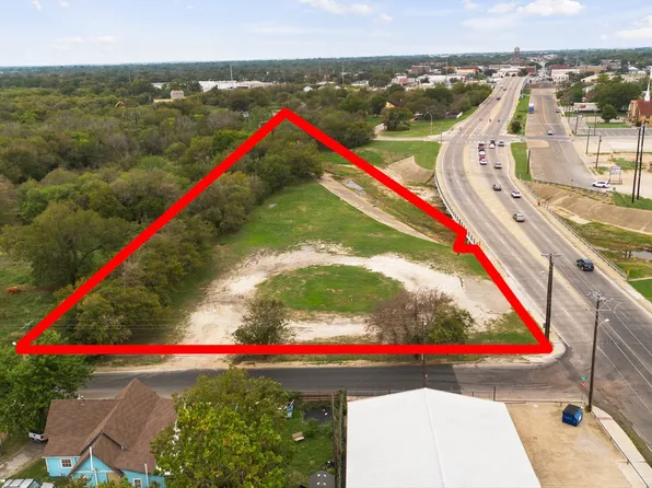 938 E Henderson St, Cleburne, TX 76031