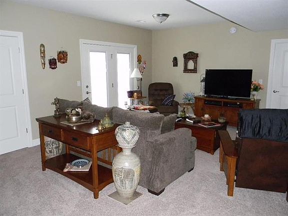 3rd image of 816 Locharno Dr