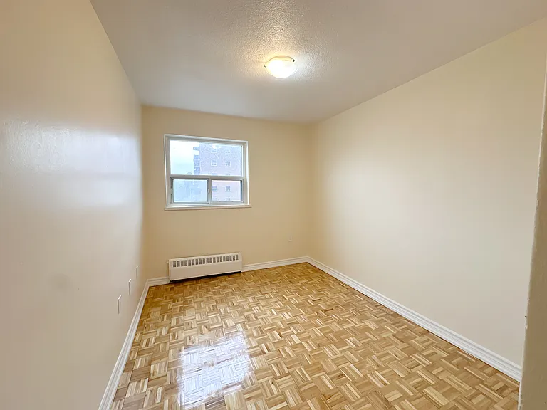 90 Paisley Blvd W — Photo 15