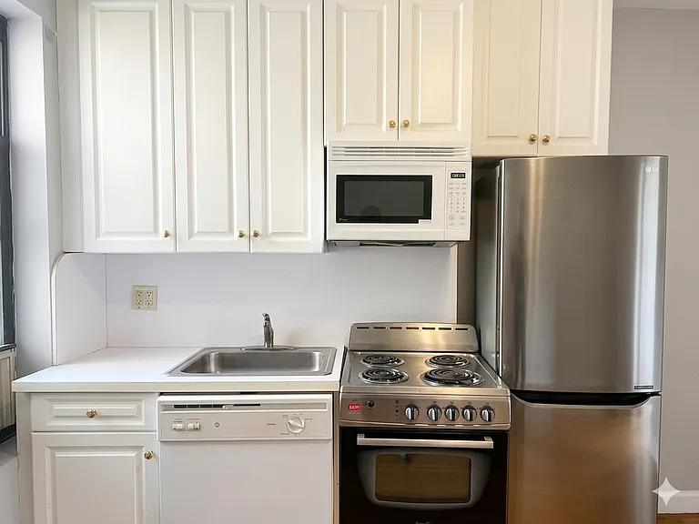 370 W 51st St #3A — Photo 2