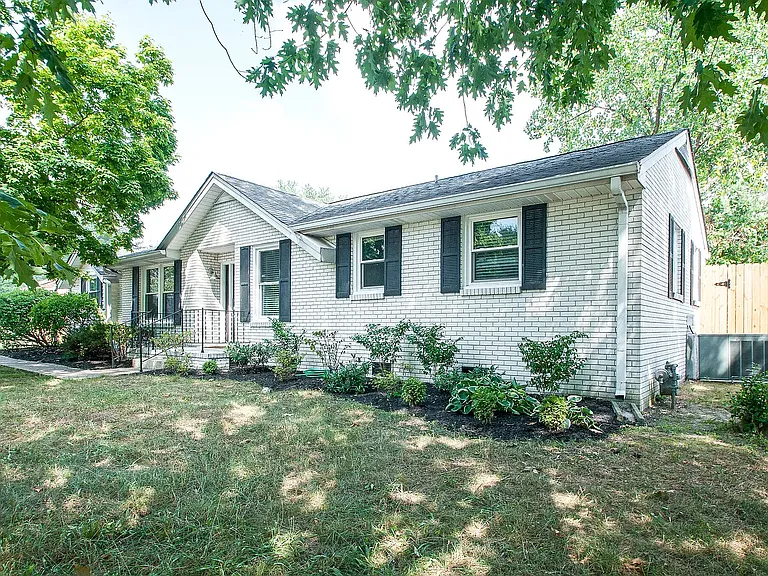138 Carriage Dr — Photo 2