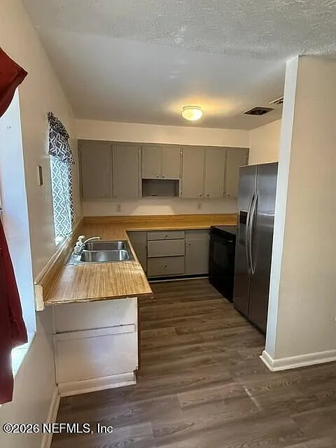 3 bed, 1.0 bath, 910 sqft, $1,295 — Photo 2