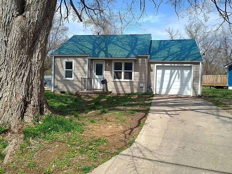 420 E Washington St — Photo 1