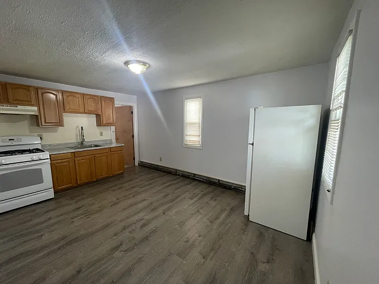 532 Warren St E — Photo 10