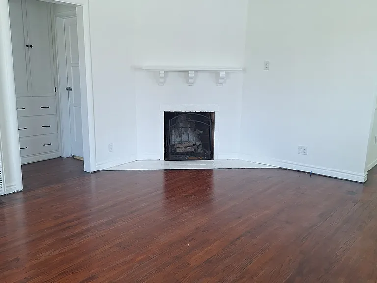 11256 Victory Blvd — Photo 2