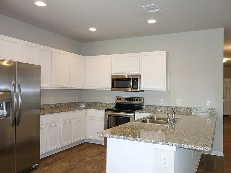 632 Independence Ave — Photo 5