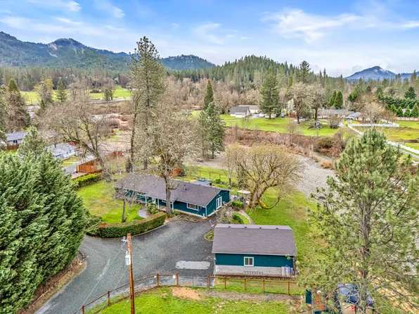 149 Queens Branch Rd, Rogue River, OR 97537
