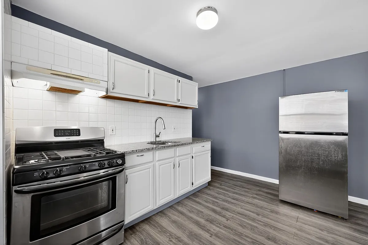 Building Photo - 5820 Woodcrest Ave #2