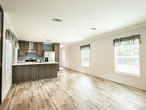 3rd image of 529 Evergreen Rd