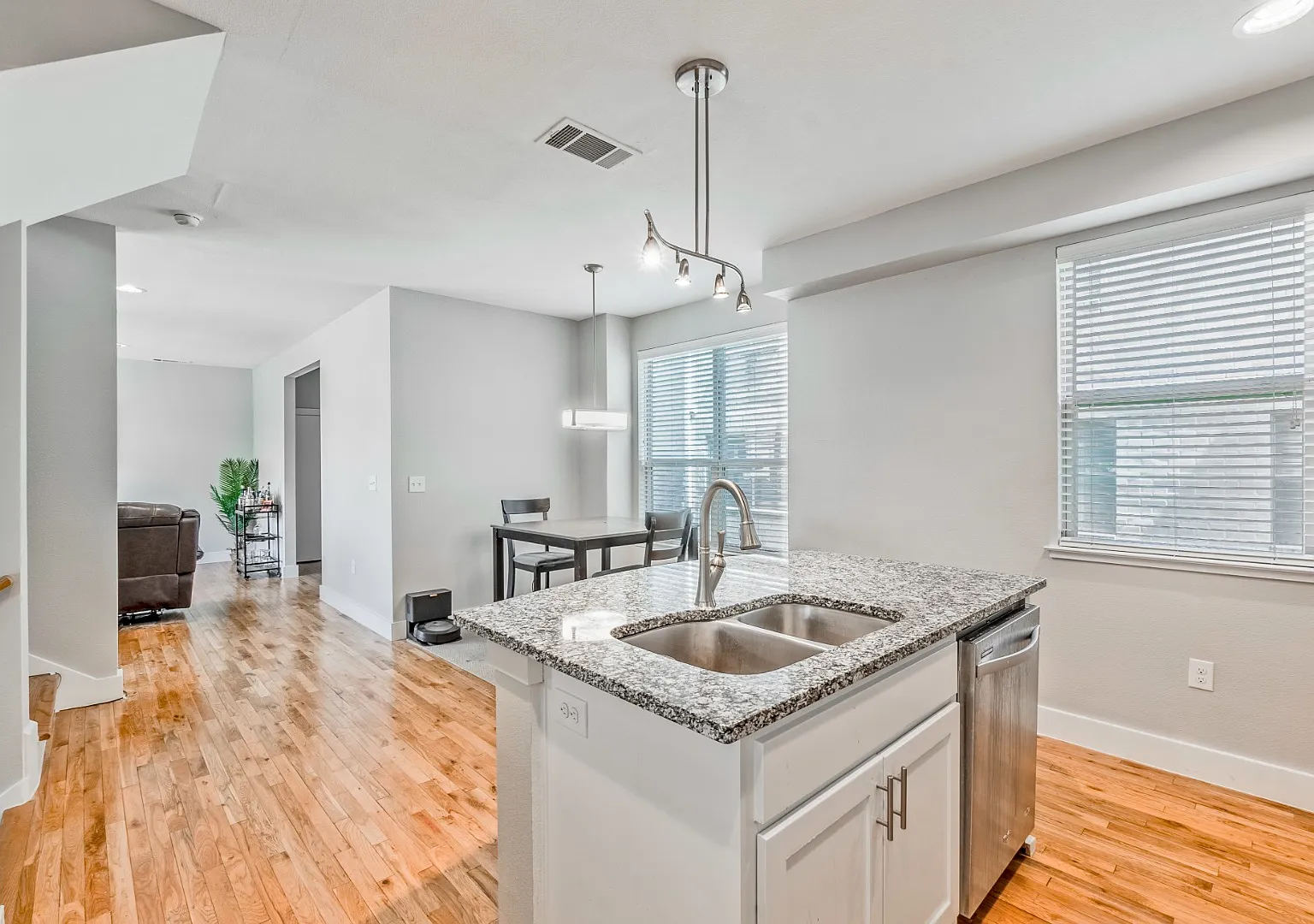 Corner Unit!! 2 Bed Townhome In Lower Greenville — Photo 2