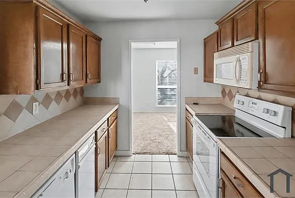 921 Middle Cove Dr — Photo 2