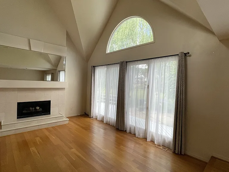 517 Essex Dr — Photo 11