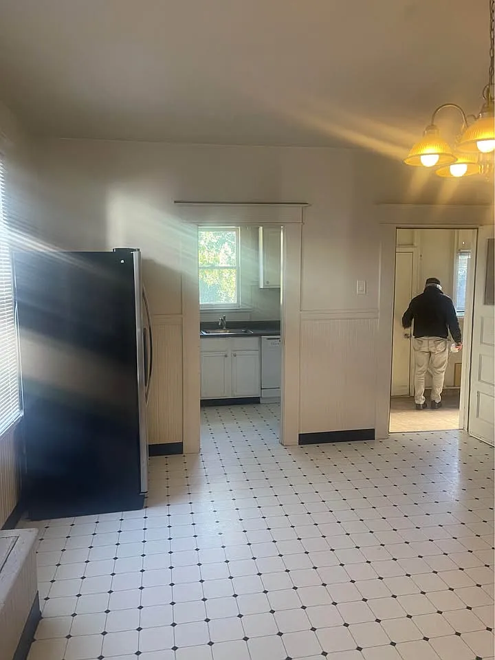 4 bed, 1.5 bath, 2199 sqft, $4,100 — Photo 4
