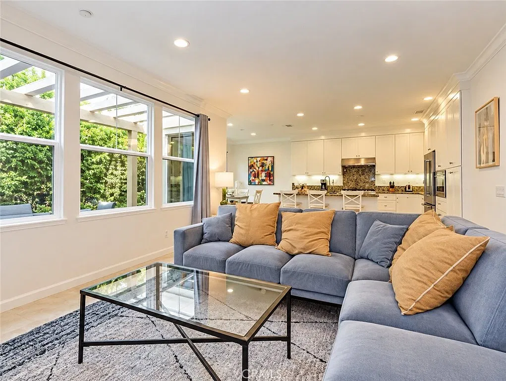 3 bed, 2.5 bath, 1772 sqft, $5,300 — Photo 3
