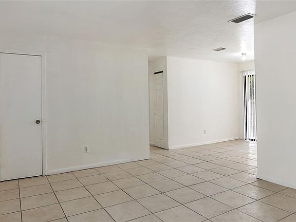 3rd image of 1031 SW 61st St