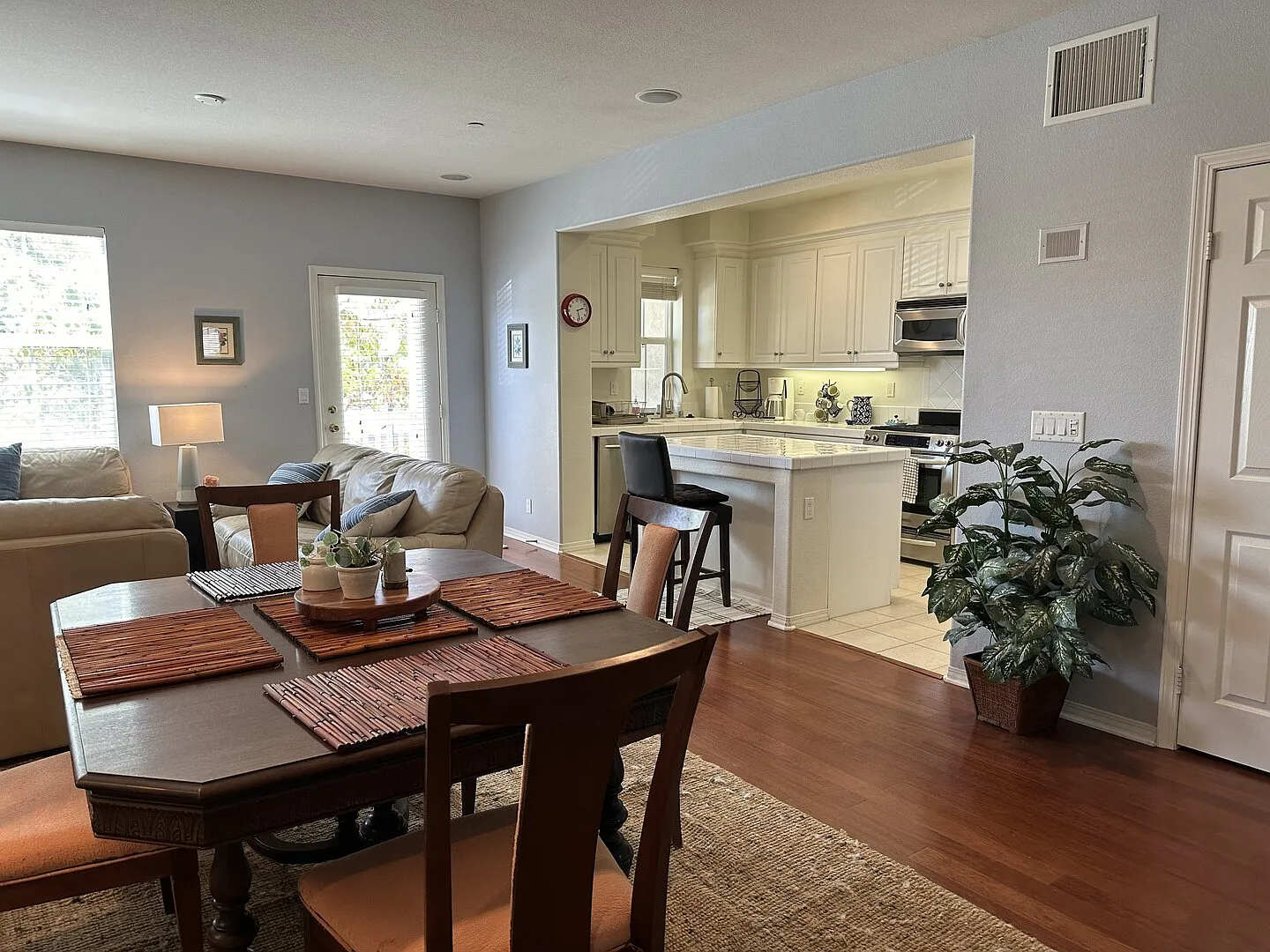 Charming Townhouse near the Golden Coast in the coastal city of Oxnard — Photo 4
