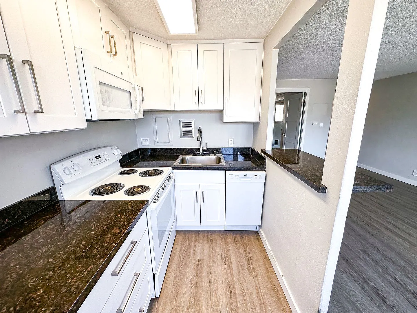 Mercer Vista Apartments — Photo 2