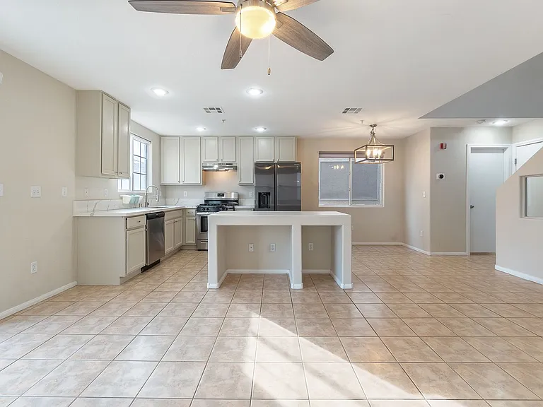 3211 Sunrise Cove Ave — Photo 3