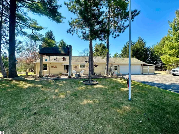 5616 Bunker Hill Rd, Williamsburg, MI 49690
