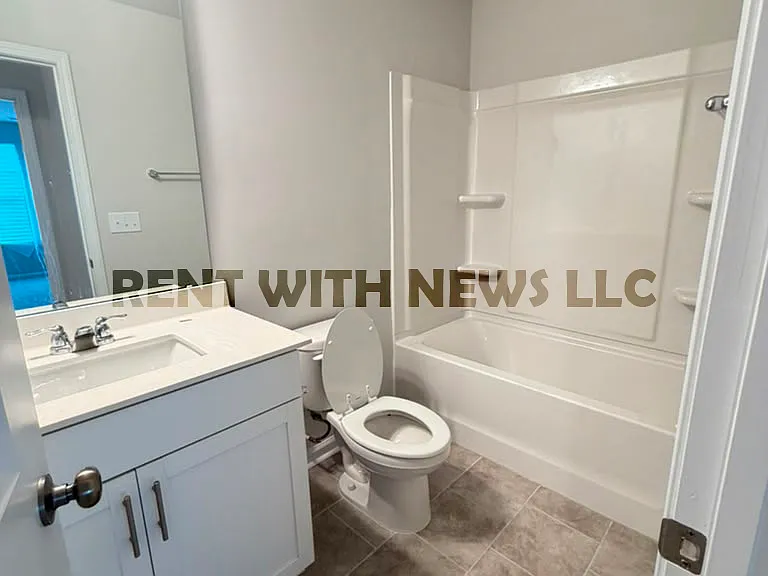 282 Paramount Dr — Photo 23