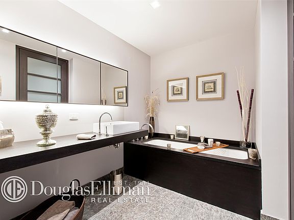 4th image of 18-20 Pine St #2211