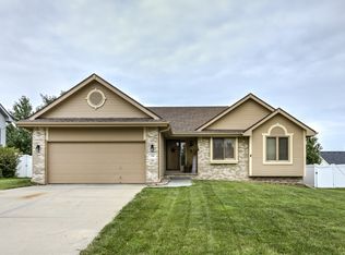 710 Eagle View Dr, Papillion, NE 68133