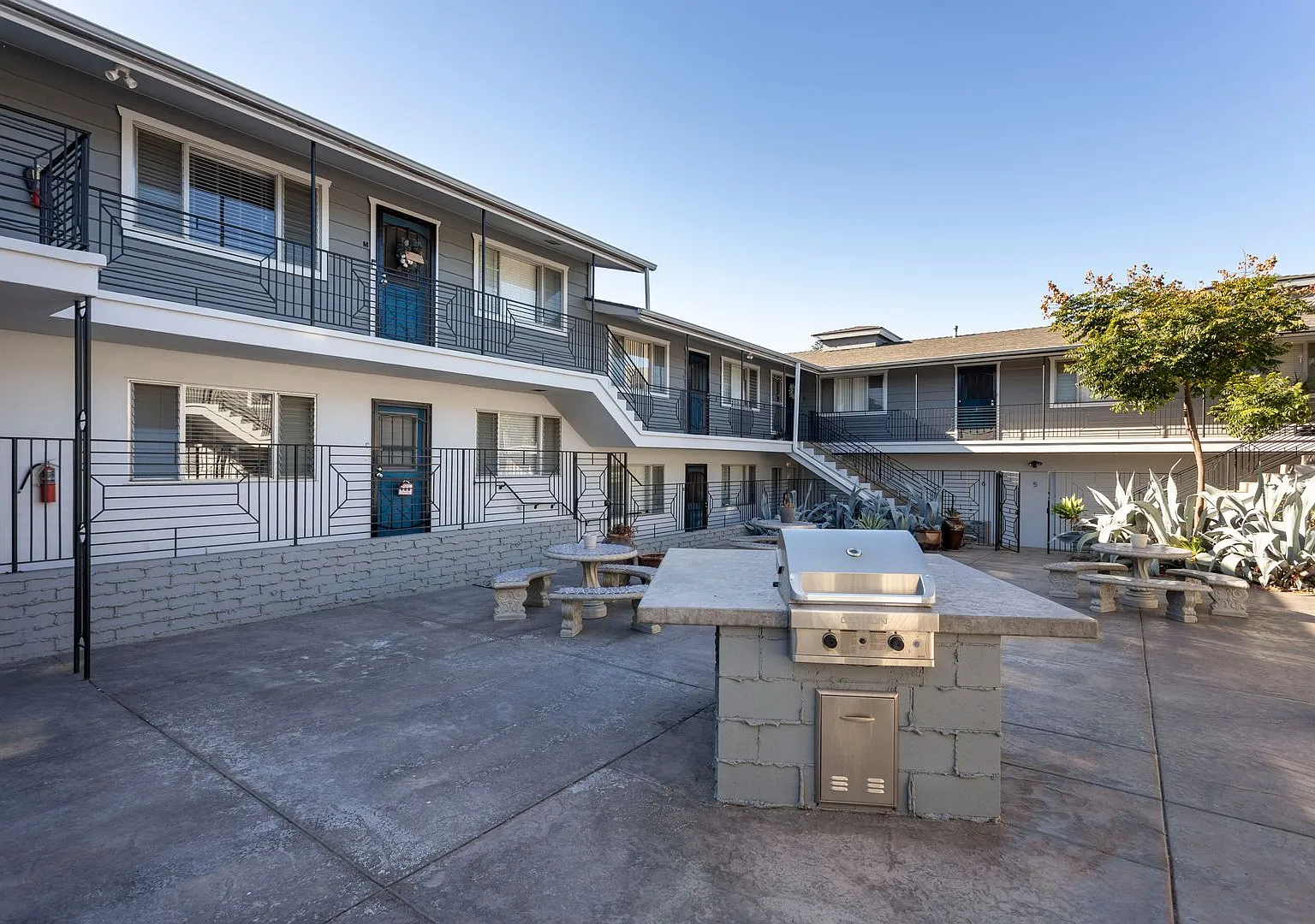 Talmadge Pacific Apartments — Photo 4