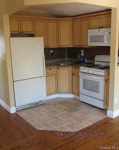 3 bed, 2.0 bath, 900 sqft, $3,000 — Photo 4