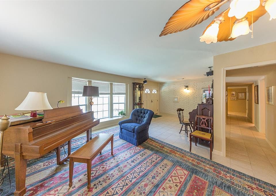 1st image of 326 Pebblebrook Dr