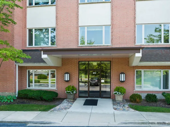 211 Rivershire Ln APT 504, Lincolnshire, IL 60069