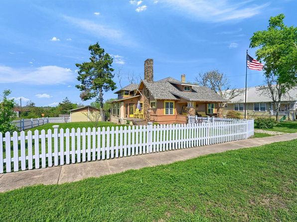 901 N 8th St, Honey Grove, TX 75446
