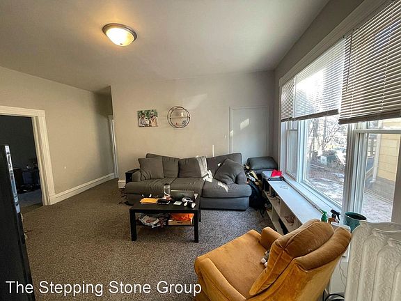 4th image of 256 Irving Ave N #1