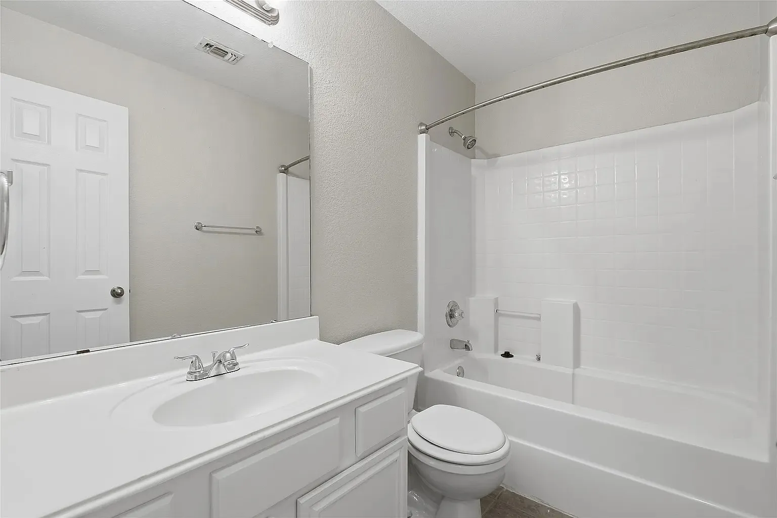 3 bed, 1321 sqft, $1,985 — Photo 4