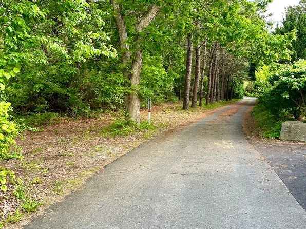 https://photos.zillowstatic.com/fp/adb186ec60a581290763095387e3dfde-p_e.webp