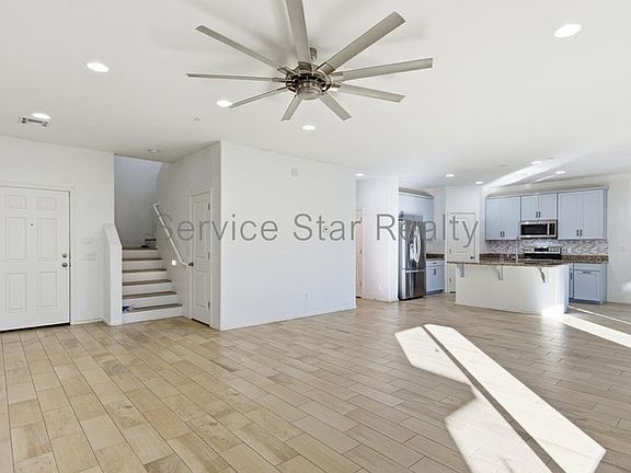 3rd image of 627 W Kerry Ln